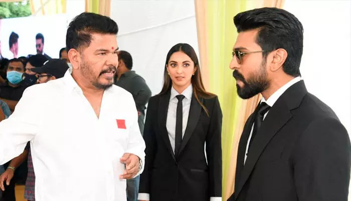 రామ్ చరణ్, శంకర్ మధ్య గొడవ.. గేమ్ చేంజర్ పరిస్థితి ఏంటి? రామ్ చరణ్, శంకర్ మధ్య గొడవ.. గేమ్ చేంజర్ పరిస్థితి ఏంటి?