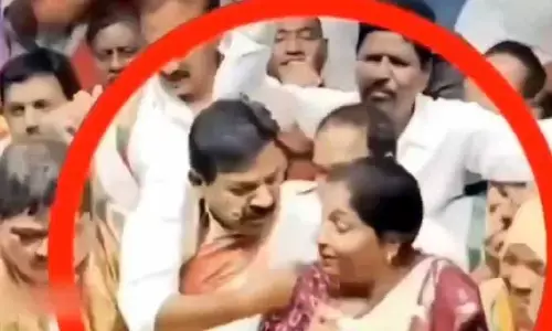 కాంగ్రెస్ ఎమ్మెల్యే కవ్వంపల్లి చిలిపి చేష్టలు.. సోషల్ మీడియాలో వీడియో వైరల్