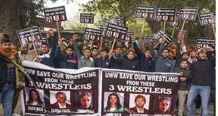 రెజ్లింగ్ సంక్షోభంలో కీలక పరిణామం: జంతర్ మంతర్ వద్ద జూనియర్ రెజ్లర్ల నిరసన రెజ్లింగ్ సంక్షోభంలో కీలక పరిణామం: జంతర్ మంతర్ వద్ద జూనియర్ రెజ్లర్ల నిరసన