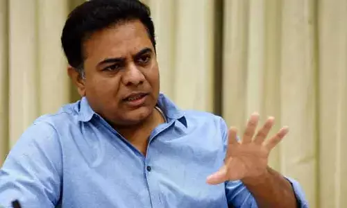 కారు షెడ్డుకు పోయింది.. ఆఖరికి ఆటో దిక్కయ్యింది.. కేటీఆర్‌పై నెటిజన్ల సెటైర్లు (వీడియో)