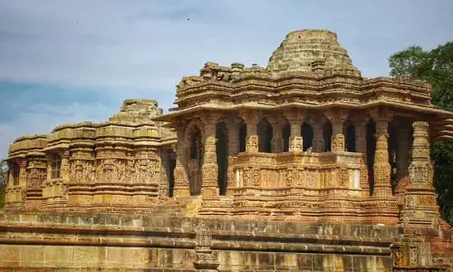 మోదెరా సూర్యదేవాలయంలో వీడని మిస్టరీ లెన్నో..
