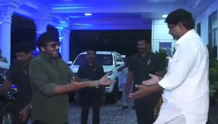 డిప్యూటీ సీఎం భట్టిని కలిసిన మెగాస్టార్ చిరంజీవి (వీడియో) డిప్యూటీ సీఎం భట్టిని కలిసిన మెగాస్టార్ చిరంజీవి (వీడియో)