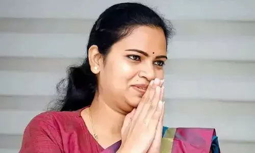 అమాత్యా మీకు తగునా... ఓటు హక్కు కోసం అంతపని చేసిన మంత్రి విడదల రజినీ..