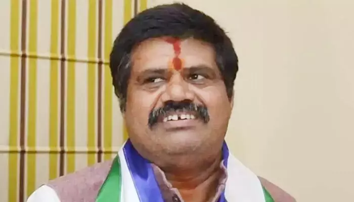 ఎమ్మెల్యే అవంతి శ్రీనివాస్కు షాకిచ్చిన మహిళలు.. ఎందుకొచ్చావంటూ నిలదీత ఎమ్మెల్యే అవంతి శ్రీనివాస్కు షాకిచ్చిన మహిళలు.. ఎందుకొచ్చావంటూ నిలదీత