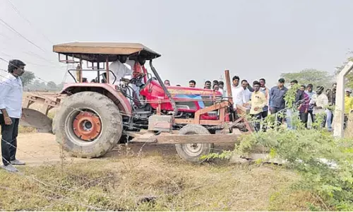 సింగరేణి కంచెను తొలగించిన ఎమ్మెల్యే.. ఆనందం వ్యక్తం చేసిన రైతులు