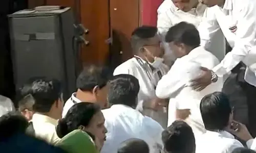 పోలీస్‌ను చెంపదెబ్బ కొట్టిన బీజేపీ ఎమ్మెల్యే: కేసు నమోదు