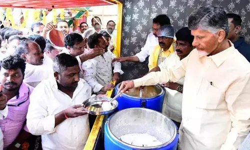 కార్యకర్తల కోసం గరిట పట్టి స్వయంగా భోజనం వడ్డించిన చంద్రబాబు