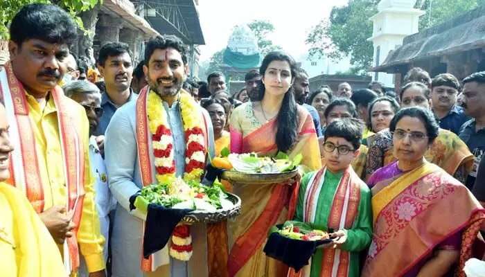 Mangalagiri: ఆలయాల బాట పట్టిన నారా లోకేష్ కుటుంబం Mangalagiri: ఆలయాల బాట పట్టిన నారా లోకేష్ కుటుంబం