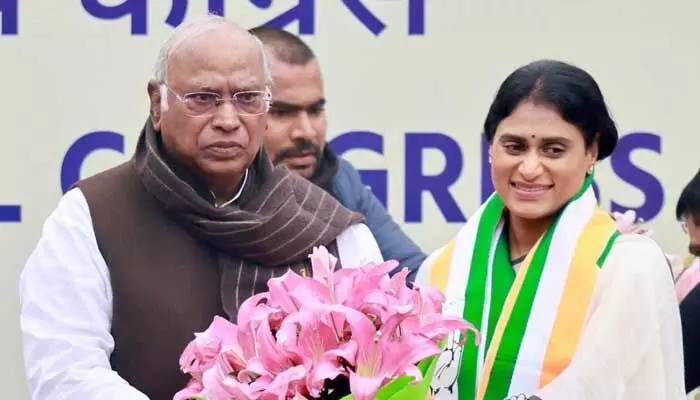 షర్మిల ఎంట్రీతో కాంగ్రెస్లో నూతన ఉత్సాహం: కేంద్ర మాజీ మంత్రి షర్మిల ఎంట్రీతో కాంగ్రెస్లో నూతన ఉత్సాహం: కేంద్ర మాజీ మంత్రి