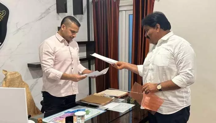 ఎమ్మెల్యే ఫోన్ హ్యాక్... ఆస్ట్రేలియా వ్యక్తులపై ఎస్పీకి ఫిర్యాదు ఎమ్మెల్యే ఫోన్ హ్యాక్... ఆస్ట్రేలియా వ్యక్తులపై ఎస్పీకి ఫిర్యాదు