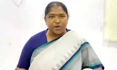 గోదావరిలో ఇసుక తరలింపును నియంత్రించండి.. అధికారులకు మంత్రి సీతక్క ఆదేశాలు