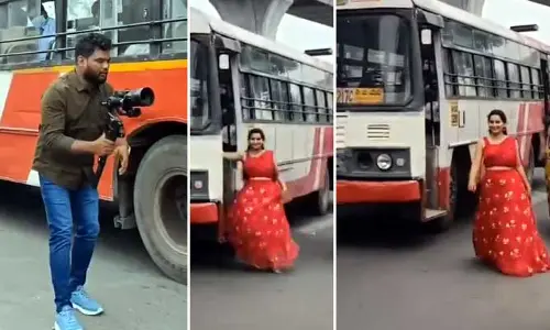 ఇదేం వాడకం రా బాబు.. ఆర్టీసీ బస్సులో ప్రీ వెడ్డింగ్ షూట్ (వీడియో)