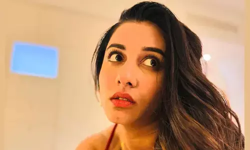 మిరప పండులా కస్సుమంటున్న విష్ణుప్రియ.. లో యాంగిల్లో థైస్ చూపిస్తూ
