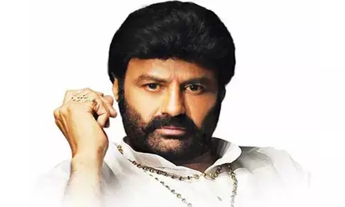 బొకే ఇచ్చిన అభిమాని.. విసిరేసిన బాలయ్య.. వీడియో వైరల్