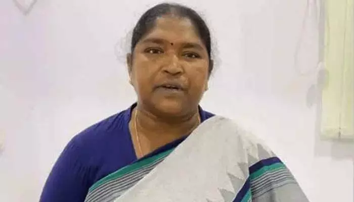ఆరు గ్యారెంటీలను అమలు చేస్తుంటే కడుపు కాలుతోందా.. బీఆర్ఎస్ నాయకులపై మంత్రి సీతక్క ఫైర్ ఆరు గ్యారెంటీలను అమలు చేస్తుంటే కడుపు కాలుతోందా.. బీఆర్ఎస్ నాయకులపై మంత్రి సీతక్క ఫైర్