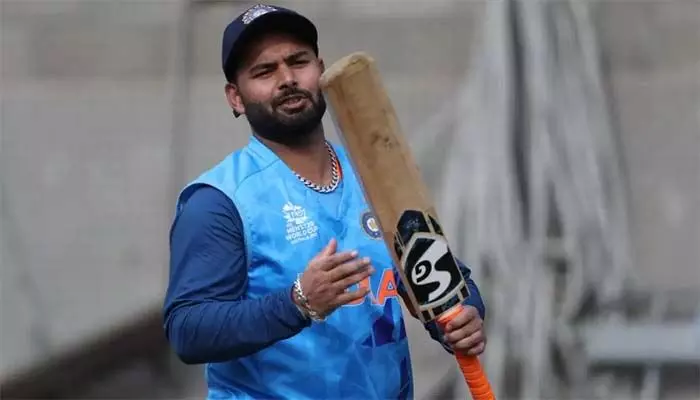 పంత్కు ఒక్క కాలు చాలు.. టీ20 వరల్డ్ కప్కు తీసుకోండి : సునీల్ గవాస్కర్ పంత్కు ఒక్క కాలు చాలు.. టీ20 వరల్డ్ కప్కు తీసుకోండి : సునీల్ గవాస్కర్