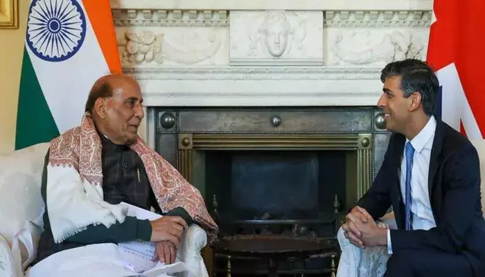 రిషి సునాక్తో రాజ్నాథ్ సింగ్ భేటీ: పలు కీలక అంశాలపై డిస్కషన్ రిషి సునాక్తో రాజ్నాథ్ సింగ్ భేటీ: పలు కీలక అంశాలపై డిస్కషన్