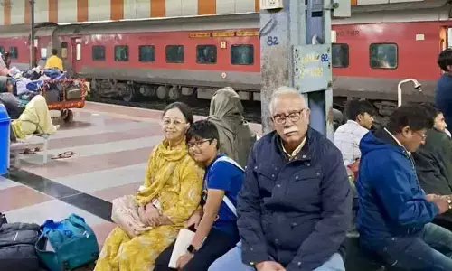 ప్లాట్ ఫాంపై కూర్చున్న కేంద్ర మాజీ మంత్రి.. సోషల్ మీడియాలో ఫొటో వైరల్