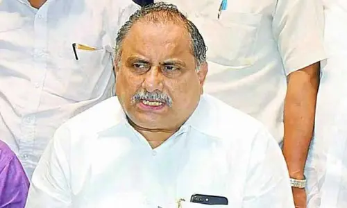 ముద్రగడను కలిసిన జనసేన నేతలు.. పార్టీలోకి ఆహ్వానం..?