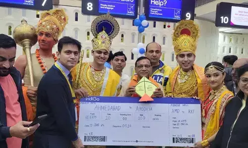 అయోధ్యకు తొలి విమానం: రాముడు, హనుమంతుడి వేషంలో ప్రయాణికులు