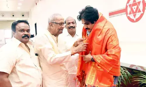 పవన్ కల్యాణ్‌ను కలిసిన కాపు సంక్షేమ సంఘం అధ్యక్షుడు