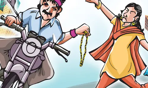 ప్రియుడు డ్రైవింగ్.. ప్రియురాలు చోరీ (వీడియో)