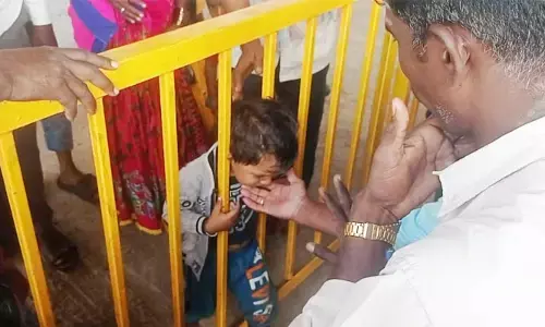 ఇనుప కంచెలో ఇరుక్కున్న బాలుడి తల.. రెండు గంటల పాటు నరకయాతన
