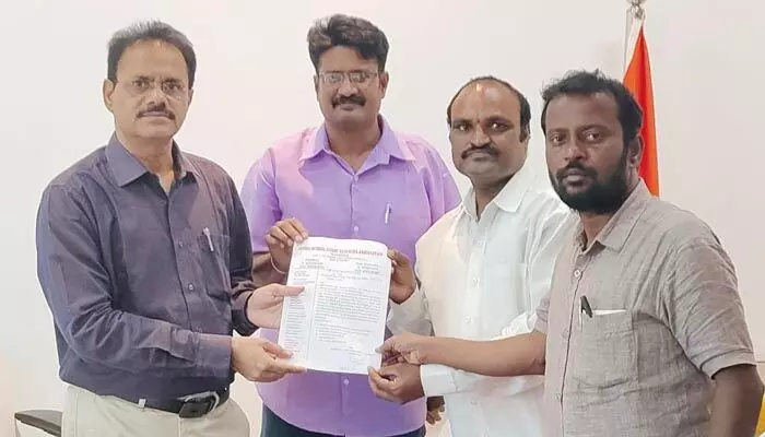 హవర్లీ బేస్డ్ టీచర్లకు రూ.42 వేల వేతనం ఇవ్వండి : గెస్ట్ లెక్చరర్స్ వినతి హవర్లీ బేస్డ్ టీచర్లకు రూ.42 వేల వేతనం ఇవ్వండి : గెస్ట్ లెక్చరర్స్ వినతి