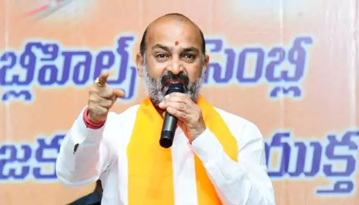 కాంగ్రెస్ సర్కార్ను కూల్చేందుకు కేసీఆర్ కుట్ర.. బండి సంజయ్ సెన్సేషనల్ కామెంట్స్ కాంగ్రెస్ సర్కార్ను కూల్చేందుకు కేసీఆర్ కుట్ర.. బండి సంజయ్ సెన్సేషనల్ కామెంట్స్
