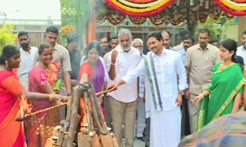 సీఎం జగన్ నివాసంలో ఘనంగా సంబురాలు.. భోగి మంటలను వెలిగించిన జగన్ దంపతులు