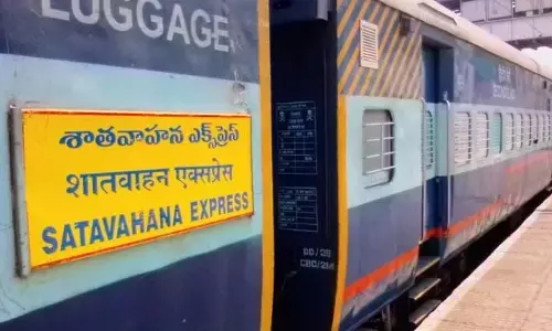 శాతవాహన ఎక్స్‌ప్రెస్‌లో దట్టమైన పొగలు.. భయంతో వణికిపోయిన ప్రయాణికులు