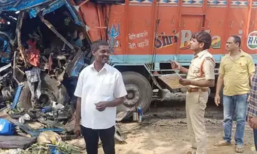 ఆగి ఉన్న లారీని ఢీకొట్టిన మరో లారీ.. క్లీనర్ దుర్మరణం