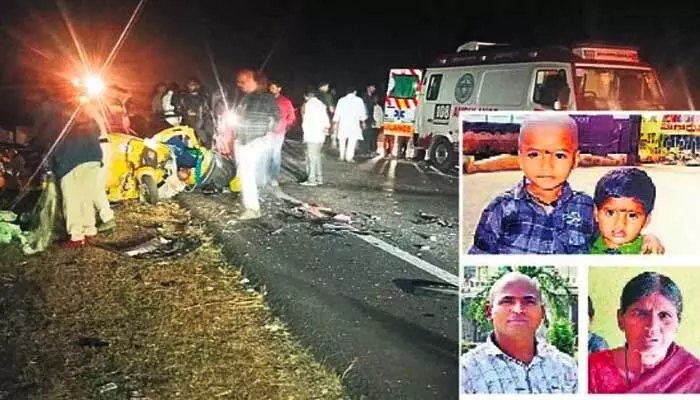 మహబూబాబాద్ జిల్లాలో ఘోర రోడ్డు ప్రమాదం.. నలుగురు దుర్మరణం మహబూబాబాద్ జిల్లాలో ఘోర రోడ్డు ప్రమాదం.. నలుగురు దుర్మరణం