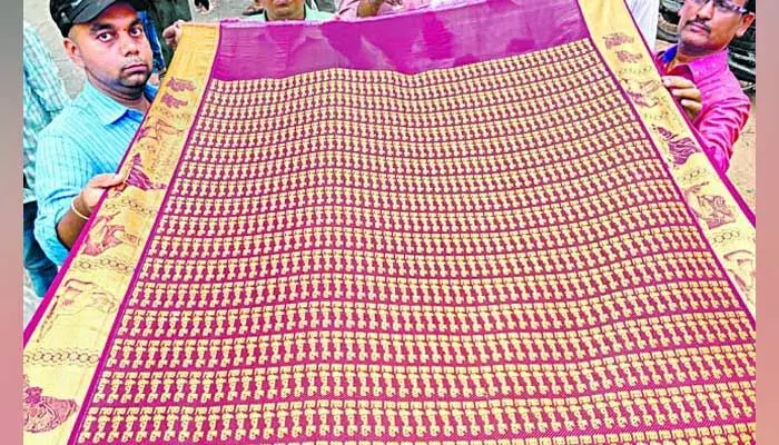 60 గజాల పట్టు వస్త్రంపై రామాయణ ముఖ్య ఘట్టాలు 60 గజాల పట్టు వస్త్రంపై రామాయణ ముఖ్య ఘట్టాలు