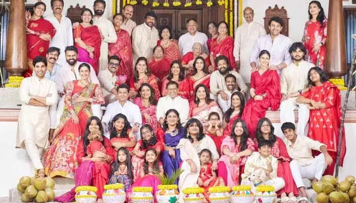 ఒకే ఫ్రేమ్లో మెగా, అల్లు ఫ్యామిలీ.. హైలెట్గా నిలిచిన అకీరా-ఆద్య.. పండగ కళ ఉట్టిపడుతోంది! ఒకే ఫ్రేమ్లో మెగా, అల్లు ఫ్యామిలీ.. హైలెట్గా నిలిచిన అకీరా-ఆద్య.. పండగ కళ ఉట్టిపడుతోంది!