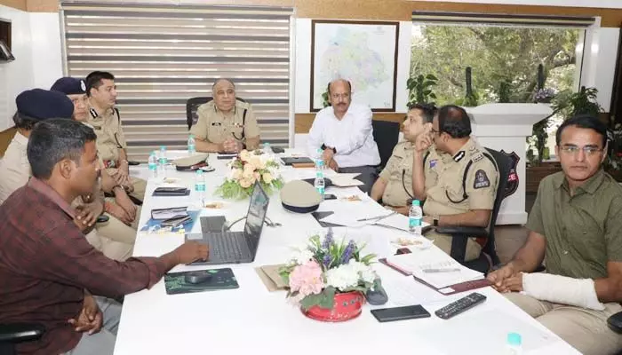 జీహెచ్ఎంసీ పరిధిలోని ట్రాఫిక్ సమస్యలపై ఫోకస్ పెట్టండి : పోలీసు ఉన్నతాధికారుల సమీక్షలో డీజీపీ జీహెచ్ఎంసీ పరిధిలోని ట్రాఫిక్ సమస్యలపై ఫోకస్ పెట్టండి : పోలీసు ఉన్నతాధికారుల సమీక్షలో డీజీపీ