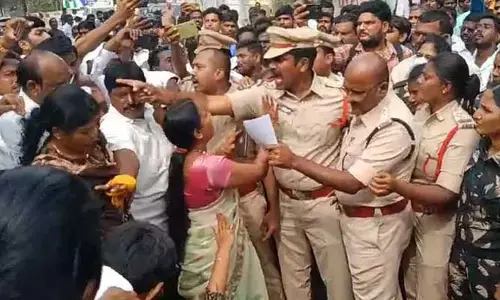 Big Breaking: నందిగామలో ఉద్రిక్తత.. వైసీపీ, టీడీపీ నేతల మధ్య పోరు