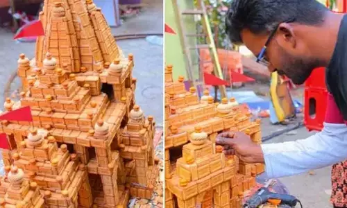 ఆ యువకుడి ప్రతిభ అద్భుతం.. పార్లే-జి బిస్కెట్లతో రామమందిర నిర్మాణం..