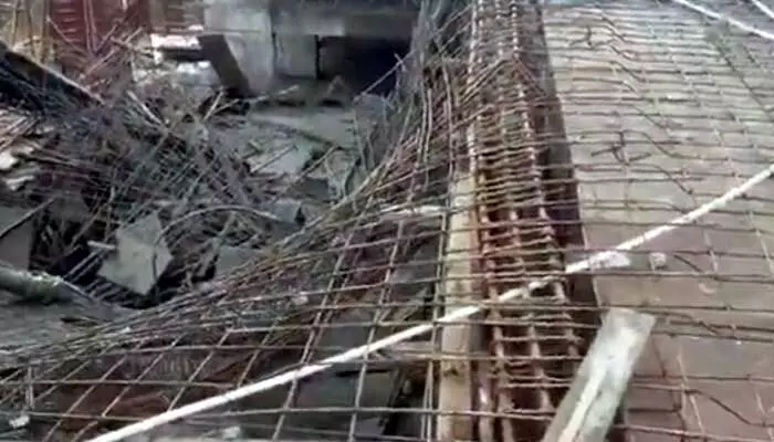 కాంక్రీట్ పోస్తుండగా కూలిన స్లాబ్.. నలుగురికి సీరియస్ కాంక్రీట్ పోస్తుండగా కూలిన స్లాబ్.. నలుగురికి సీరియస్