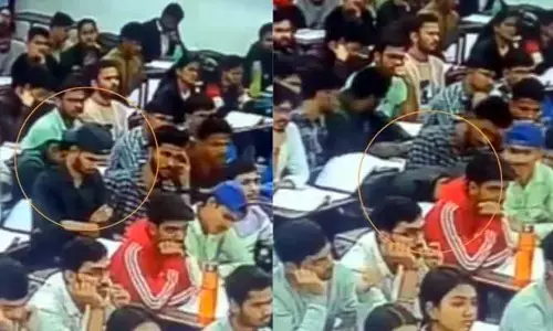 క్లాస్ జరుగుతుండగా గుండెపోటు.. బెంచ్ మీదే కుప్పకూలిన యువకుడు (వీడియో)
