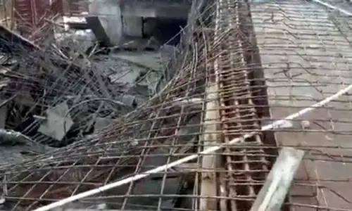 కాంక్రీట్ పోస్తుండగా కూలిన స్లాబ్.. నలుగురికి సీరియస్