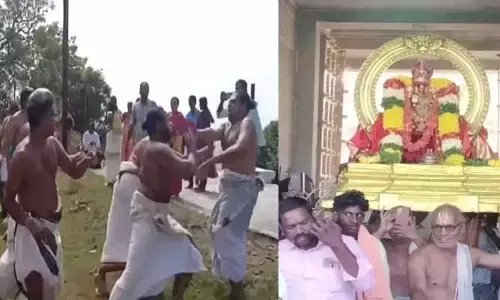 నడిరోడ్డుపై పూజారుల గొడవ (వీడియో)