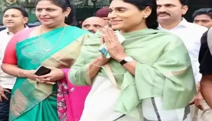 షర్మిల ఏపీ పర్యటనకు షెడ్యూల్ ఫిక్స్.. ఆదివారం నుండి చీఫ్ గా బాధ్యతలు షర్మిల ఏపీ పర్యటనకు షెడ్యూల్ ఫిక్స్.. ఆదివారం నుండి చీఫ్ గా బాధ్యతలు