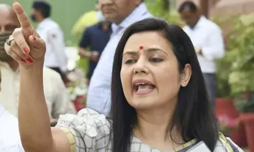 అధికారిక నివాసాన్ని ఖాళీ చేసిన మహువా మొయిత్రా (వీడియో)