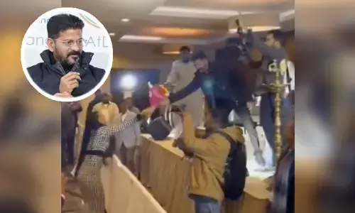 సీఎం రేవంత్ రెడ్డికి యువతి ఫ్లైయింగ్ కిస్.. ఎగ్జైట్మెంట్‌లో ఇంకేం చేసిందో తెలుసా? (వీడియో)
