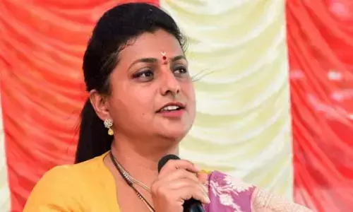 కళాకారులతో కలిసి డప్పు వాయించిన రోజా.. జగన్ పై ప్రశంసలు జల్లు