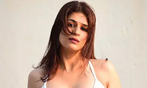 Shraddha Das: కవ్వించే ఫోజులతో సొగసైన అందాలతో కుర్రళ్ల గుండెల్లో చిచ్చురేపుతున్న శ్రద్ధా దాస్