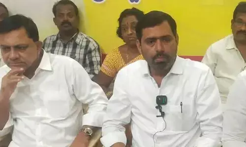 AP Political News: పోలీసుల పై టీడీపీ నేత ఫైర్..