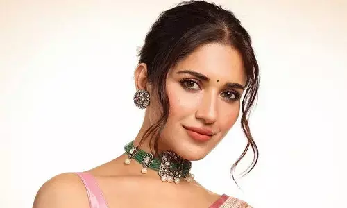 Ruhani Sharma : చిరునవ్వులతో చీరలో అందాలు ఆరబోసిన రుహాణి శర్మ..