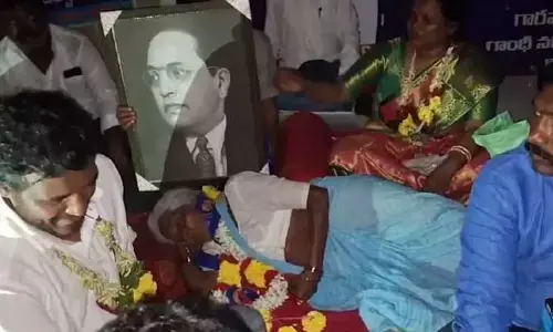కోడి కత్తి కేసులో సీఎం జగన్ సాక్ష్యం చెప్పాలి.. సావిత్రమ్మ దీక్ష భగ్నం